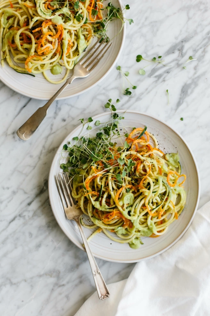 gemüse spaghetti rezepte, salat mit karotten zucchini und kröutern