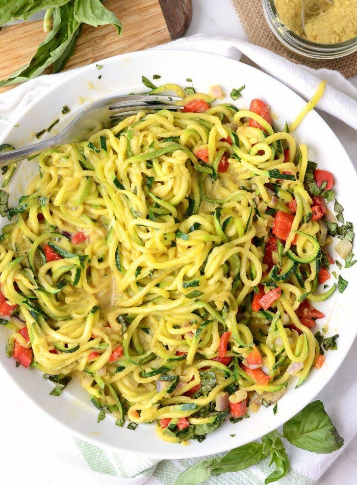 gemüse spaghetti rezepte, zucchini nudeln kochen, mittagessen ideen