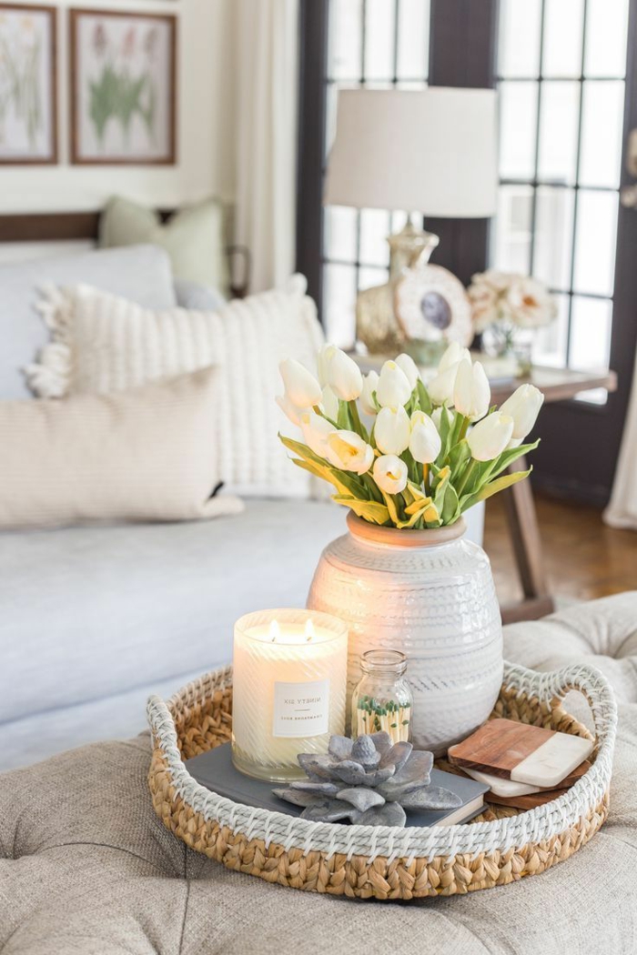 weiße Tulpen in einer großen Vase, brennende weiße Kerze, pinterest Wohnzimmer Dekoration