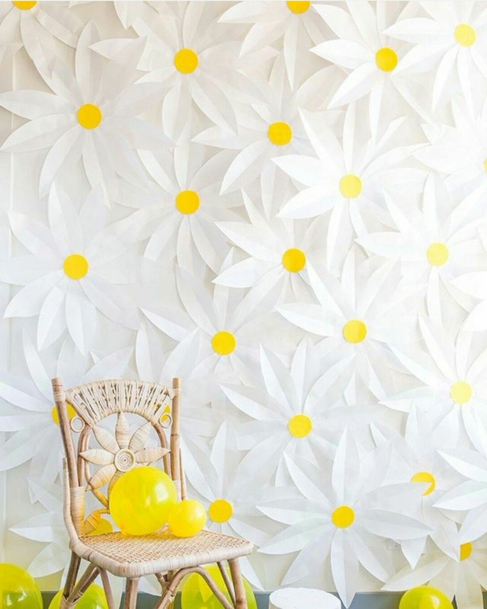 Wohnzimmer Deko selber machen, Wand bedeckt mit Gänseblümchen aus Papier, DIY Anleitung, gelbe Luftballons