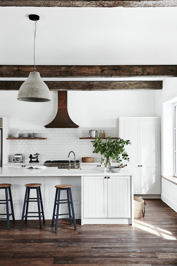 Küchen Inspiration, Hohe Decke mit Balken aus Holz, weiße Fliesen und Schränke, Design Ideen