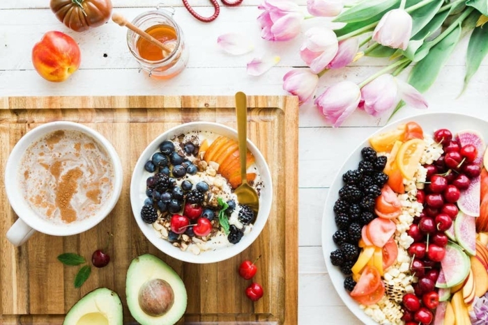 immunsystem aufbauen durch gesunde ernährung, gesundes frühstück,joghurt mit früchten