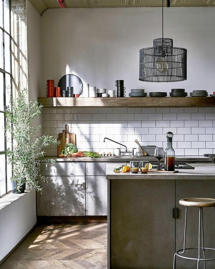 Ikea Küchen Ideen, moderne Ausstattung mit weißen Fliesen und offenen Regalen, großes Fenster