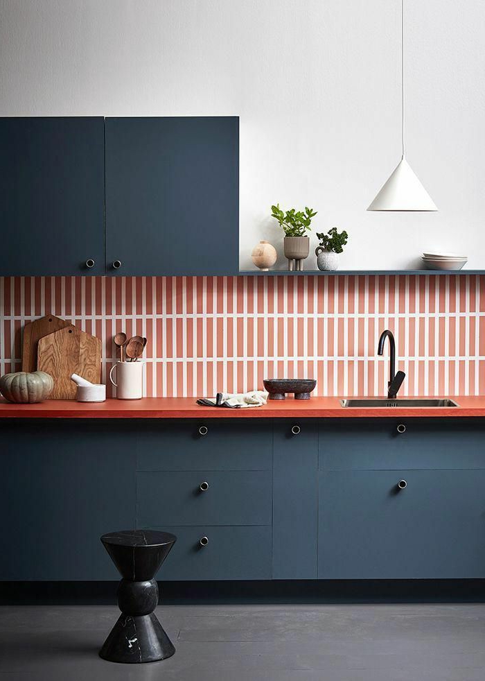 schlichtes Design, blaue Schränke mit rot weißen Fliesen, Küchenutensilien aus Holz, weiße Lampe, Küchen Inspiration