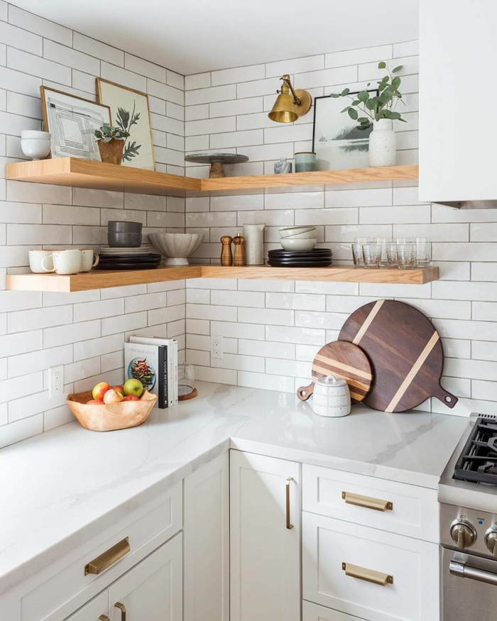 Ikea Küchen Ideen, weiße Fliesen, Regale mit Tassen und Tellern, drei Bilder an die Wand, Schüssel mit Früchten