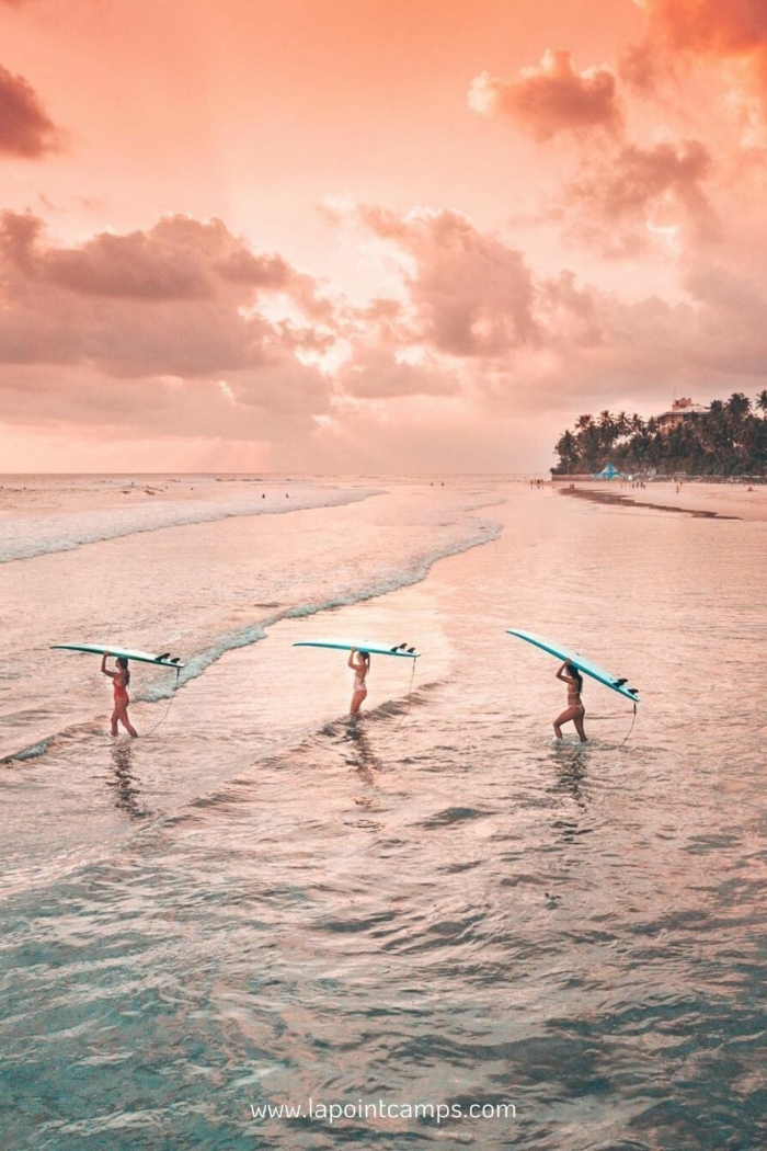 Cute Iphone Wallpaper, drei Fraue mit Surfboards gehen ins Meer, pinker Himmel, Bilder für Handyhintergrund
