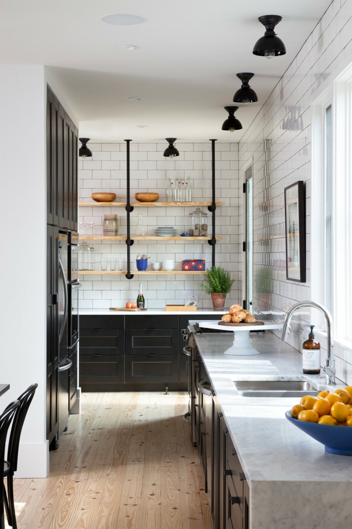 Küche modern weiss, schwarze Möbel mit weißer Arbeitsplatte, kleine schwarze Lampen