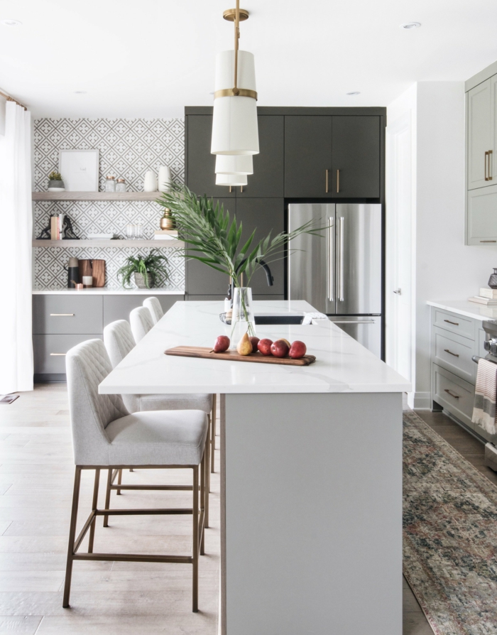 Küchenlösung für kleine Küchen mit Tisch, Küchenschränke in graue Farbe, geometrische Tapeten