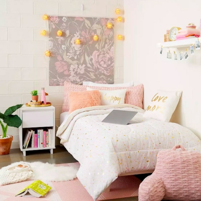 kleine jugendzimmer optimal einrichten, wanddeko ideen, teenager zimmer, zimmergestaltung in weiß und rosa