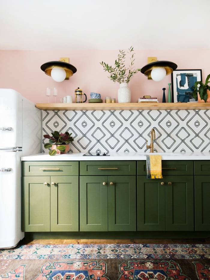 Farbkombination aus grünem Schrank und rosa Wände, geometrische Fliesen, bunter Teppich, Kücheneinrichtung Ideen