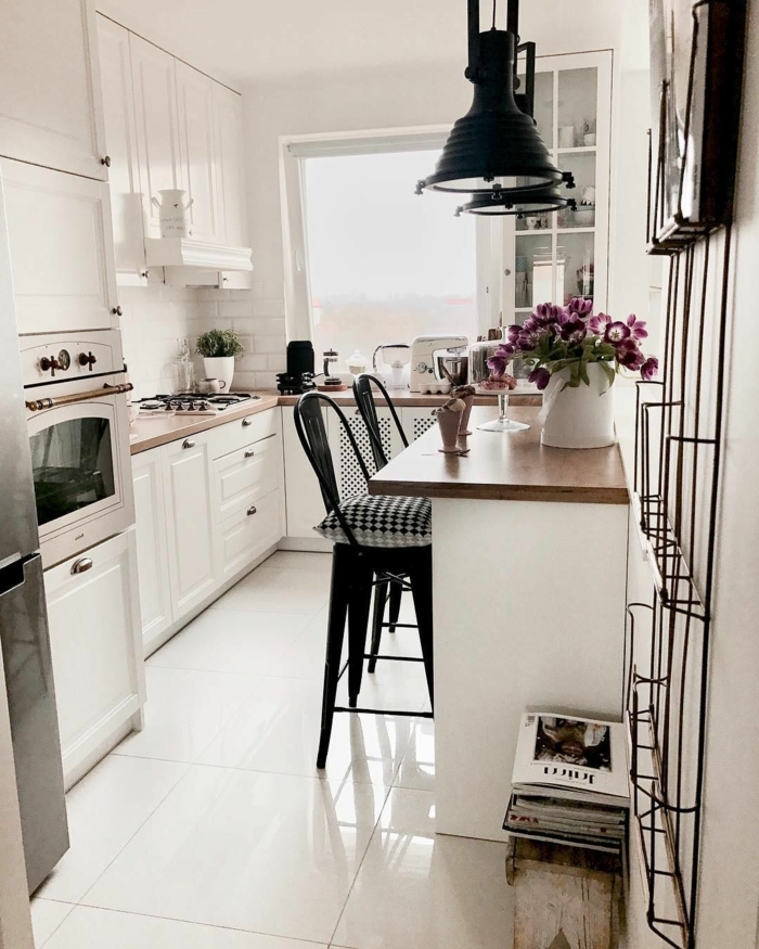 Kleine Küche u Form mit Fenster, weiße und schwarze Farbtöne, minimalistische Inneneinrichtung