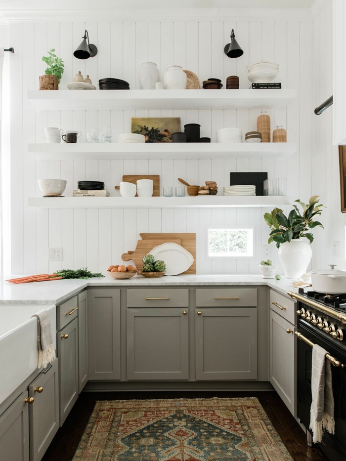 Einrichtung im minimalistischen Stil, graue Küchenschränke, Kücheneinrichtung Ideen modern