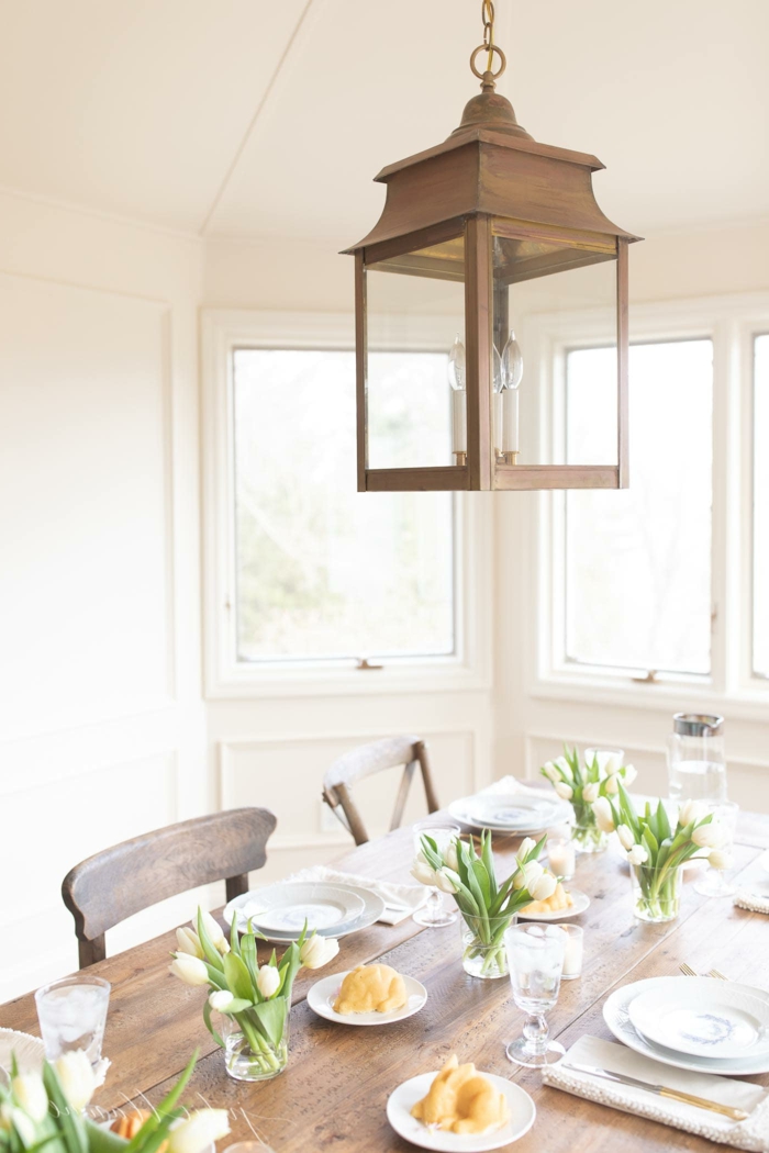 Gedeckter Tisch mit weißen Tulpen, Dekoration für den Frühling, günstige Deko Ideen,