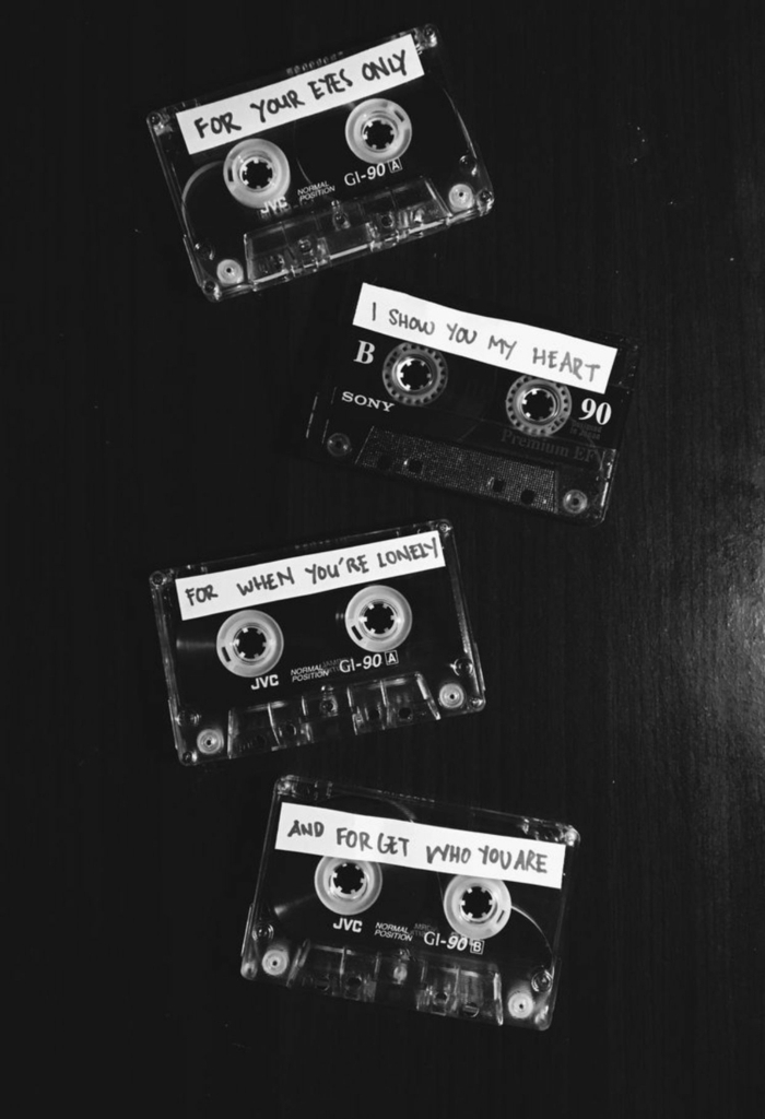 drei Kompaktkassetten mit Aufschriften, aesthetic wallpaper black, schwarz weißes Foto