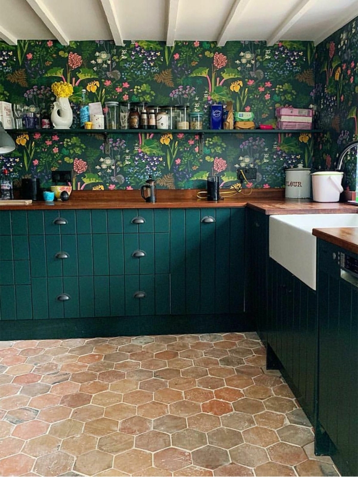 grüne Tapete mit bunten Blumen, grüne Schränke, Arbeitsplatte aus Holz, moderne Küchen Bilder