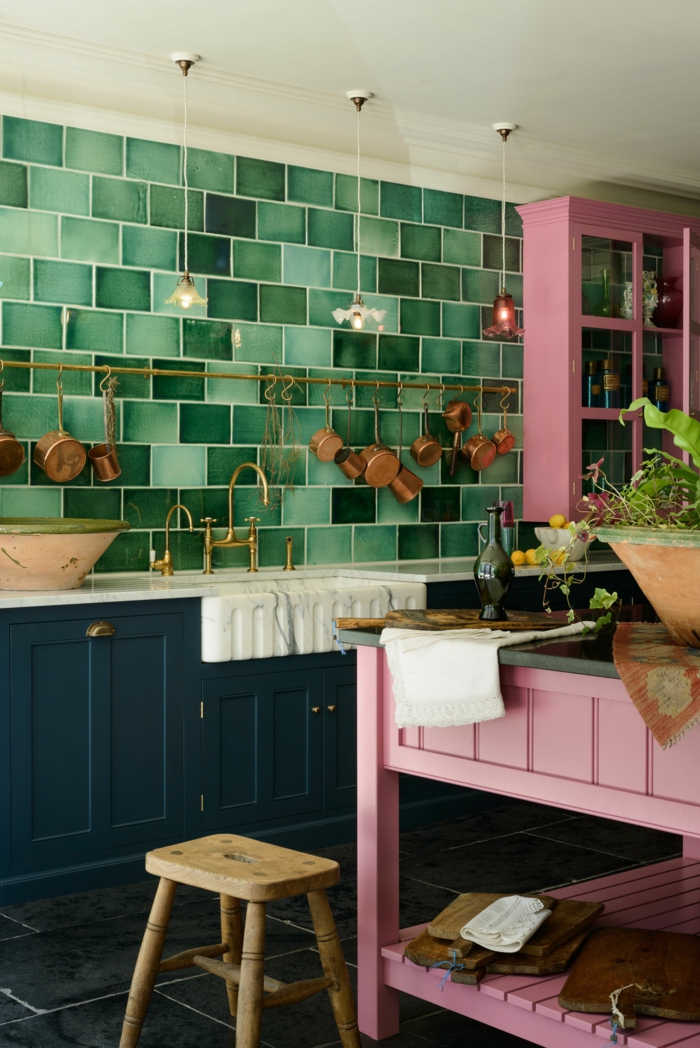 Farbkombination aus grünen Fliesen blauen Schränken und pinkem Tisch, Deko Ideen Küche