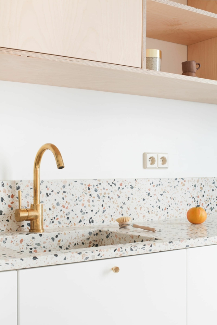 Küchen Design Ideen mit Arbeitsplatte aus Marmor, Mandarine und kleine Bürste, Trends 2020