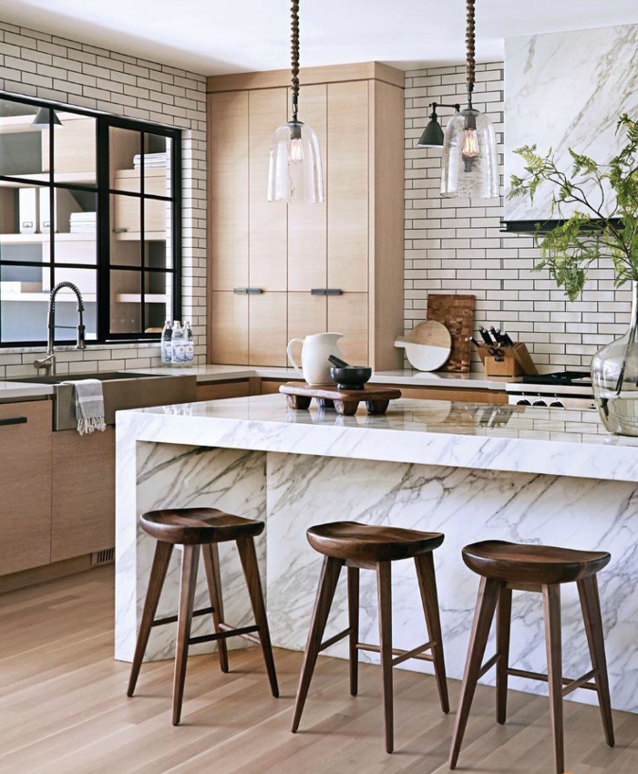 Küche l Form mit Fenster und große Kücheninsel, sanfte Farbenkombination aus weiß und hellbraun