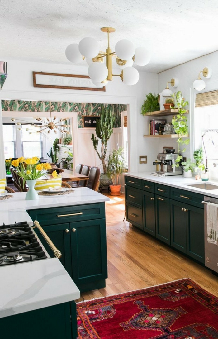 roter Teppich in Kombination mit grünen Küchenschränken, Tapeten mit Blumen, Küchen Dekoration Tipps