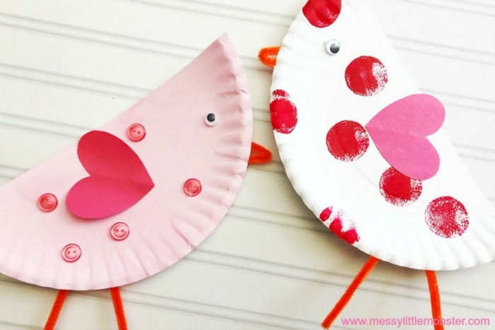 zwei gebastelte Vögel aus Teller aus Pappe in weiß und pink, Basteln mit Pappteller, Muttertag basteln Kinder Pinterest 