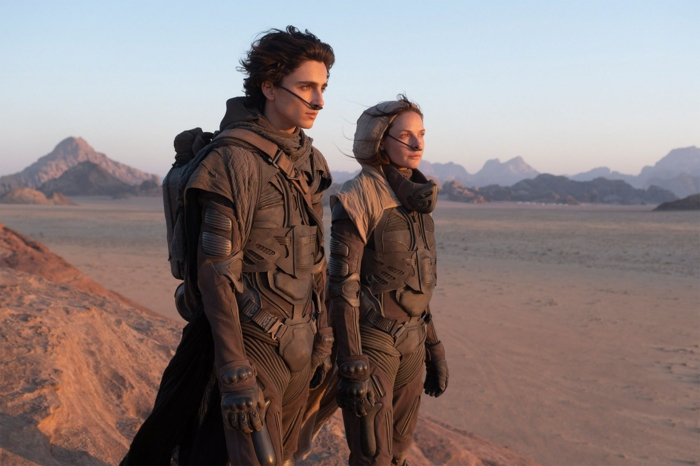 der schauspieler thimotee chalamet in der rolle von paul arteides in dem neuen film dune, ein mann und eine junge frau in wüste