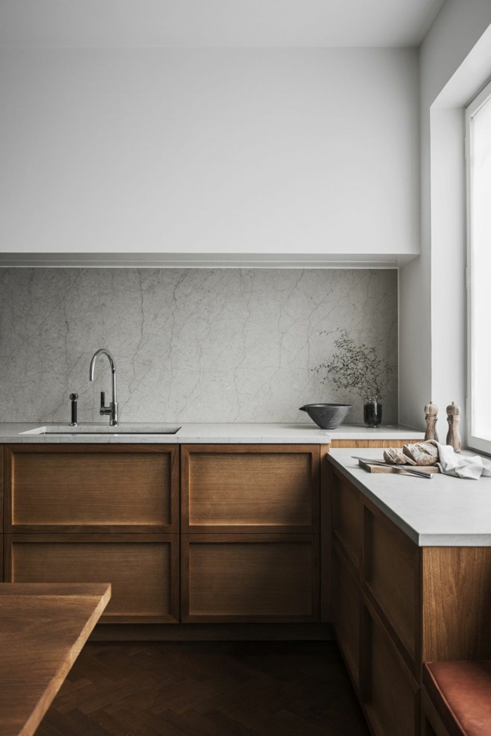 Küche l Form mit Fenster, Küchenschränke in holz und weiß, modern und schlichte Innenausttatung