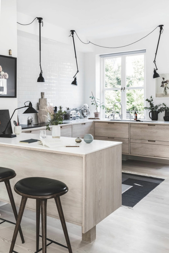 kleine küche u form mit Fenster, Inneneinrichtung im minimalistische Stil, schwarzer Teppich