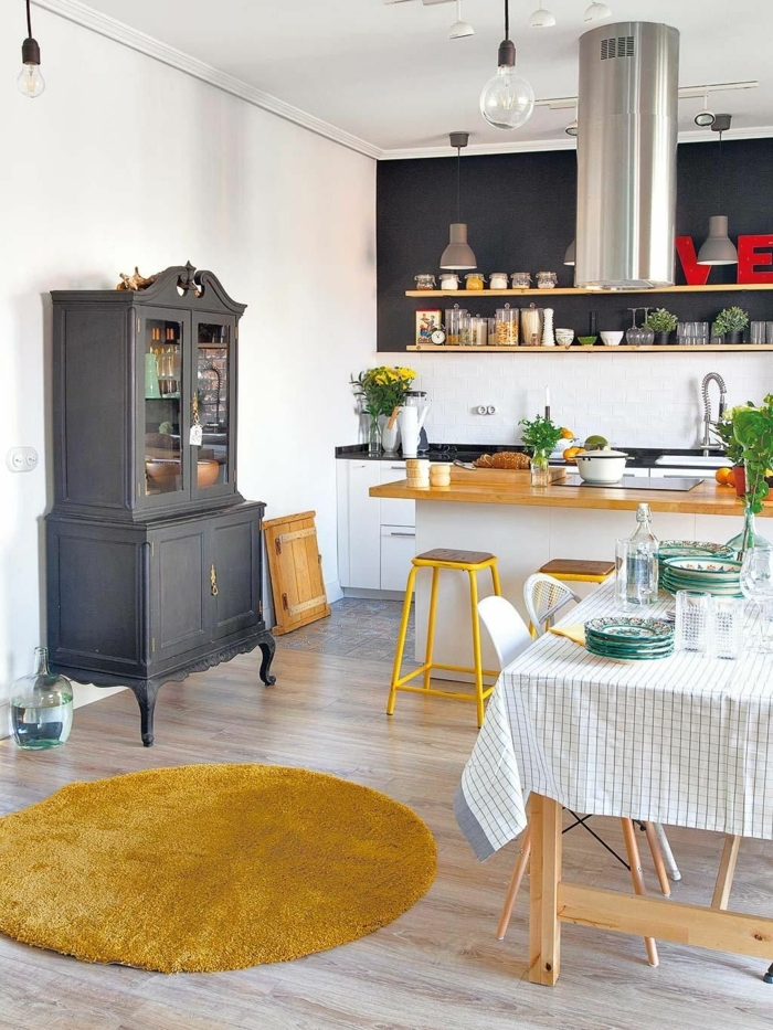 Farbkombination aus grauem Schrank und gelbem Teppich und Stühle, Küchen Design Ideen