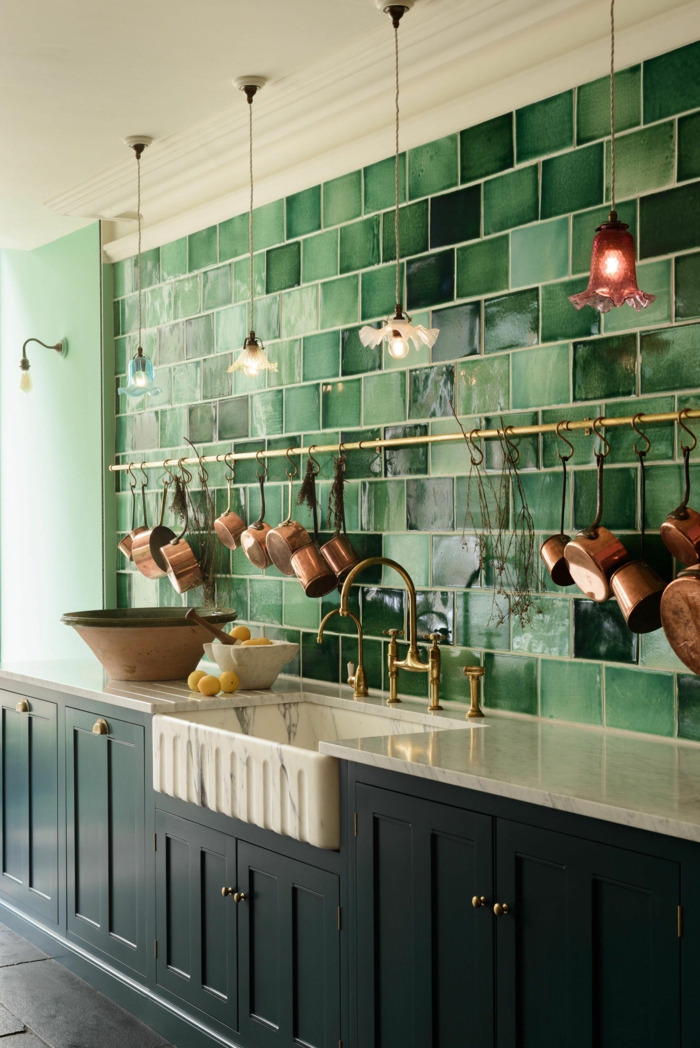 Küchen Inspiration, grüne Fliesen und blaue Küchenschränke, aufgehängte Pfannen aus Kupfer, 