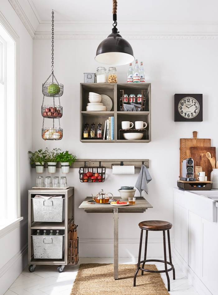 kleine Küche einrichten, kleiner Esstisch, schöne und moder Deko Tipps und Ideen, schwarze Lampe