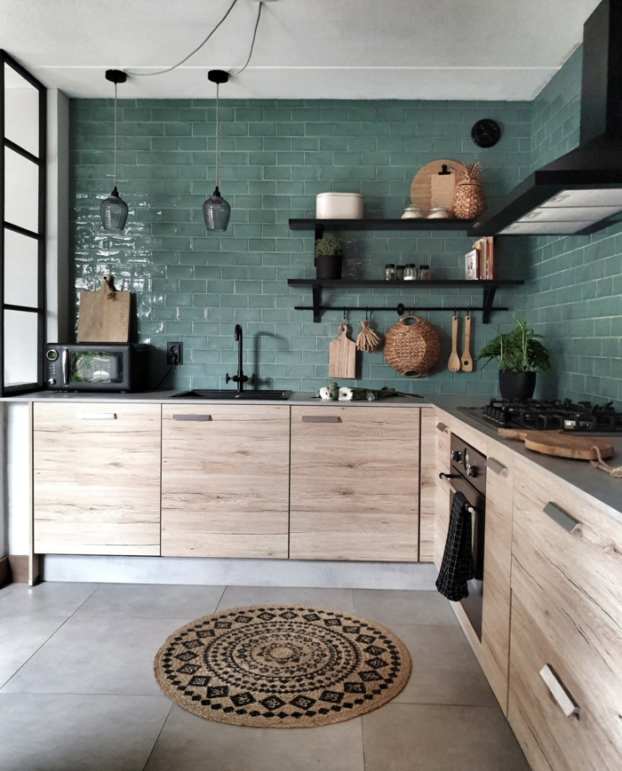 kleine Wohnküche Ideen, dunkelgrüne Fliesen in Kombination mit Küchenschränken in Holzfarbe
