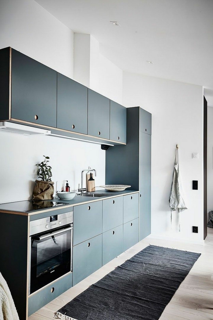 minimalistische Innenarchitektur, Designer Küchen Inspiration, schwarzer Teppich, Küchenschränke in dunkler Farbe