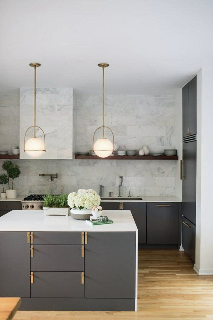 Monochrome Einrichtung in grauen Farben, kleine Kücheninsel mit weißen Blumen, Ikea Küchen Ideen