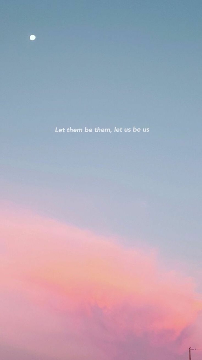 Himmel und Wolken in pink und Blau, Vollmond im Hintergrund, ästhetische Hintergrundbild mit Spruch, aesthetic backgrounds