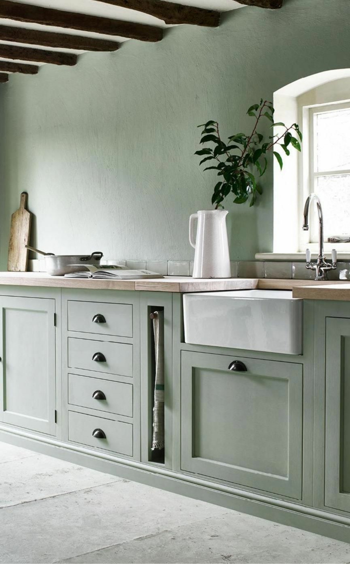 Interior Design in monochrome grüne Farbe, Küchen Innenausstattung, weiße Vase mit grüner Pflanze