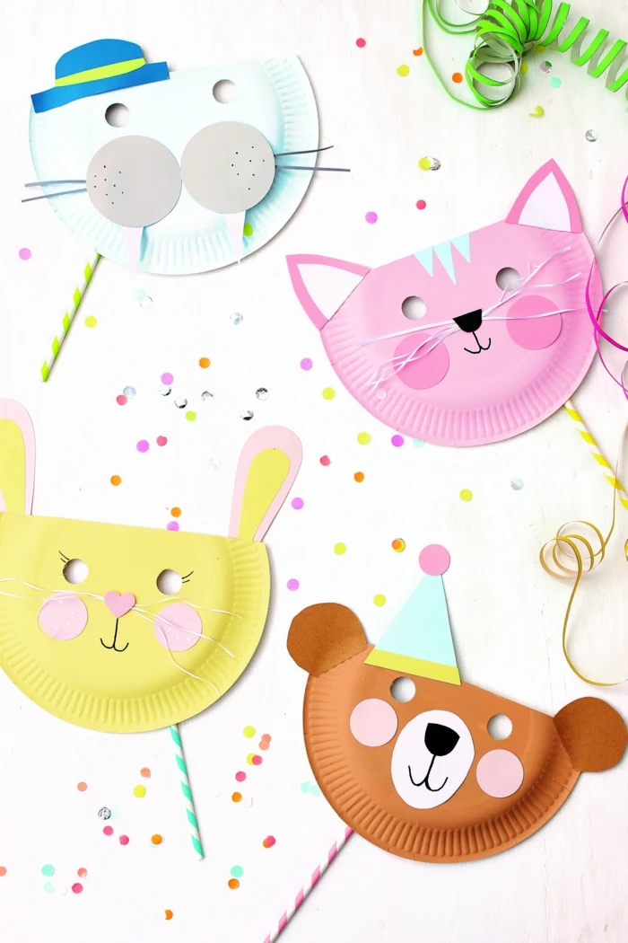 vier verschiedene bunte Masken von Tiere aus Papptellern, Katze und Hase, Bastelideen für Kinder