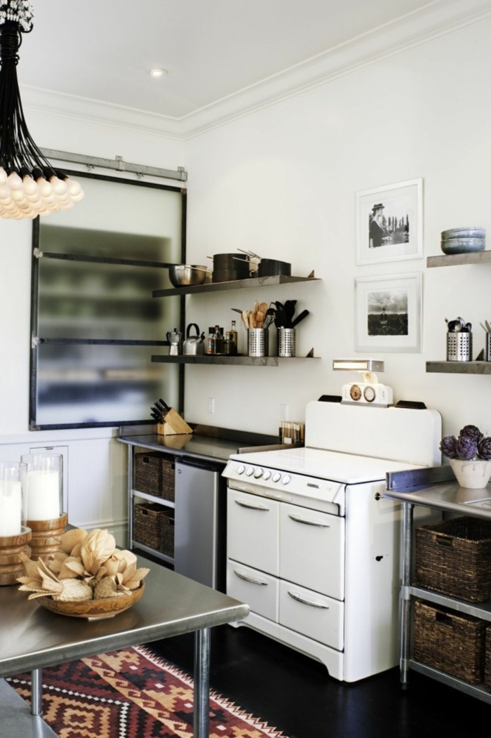 Moderne Küchen Bilder, weißer Offen, offene Regale mit Besteck und Tellern, bunter Teppich