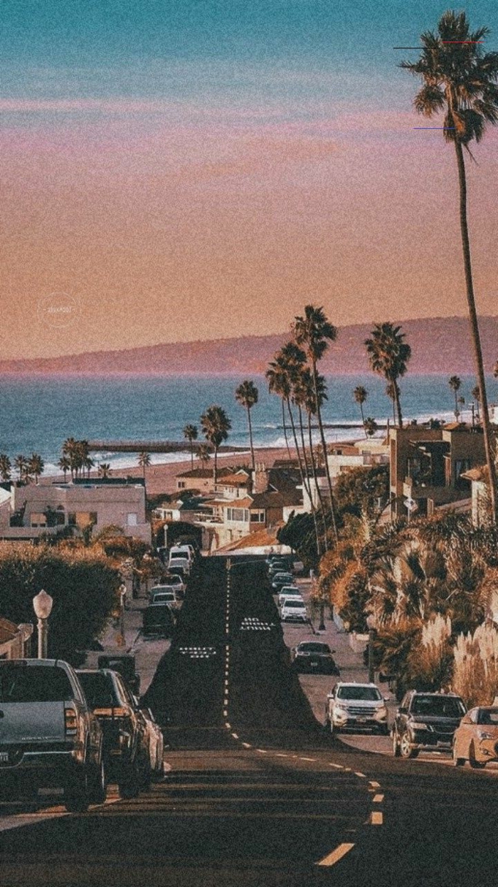 Straße mit vielen Autos, Strand und Meer im Hintergrund, große Palmen, aesthetic Backgrounds, 