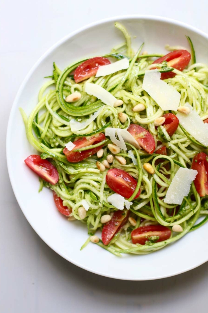 pasta mit zucchini und tomaten, gesunder salat, low carb spaghetti, zudeln