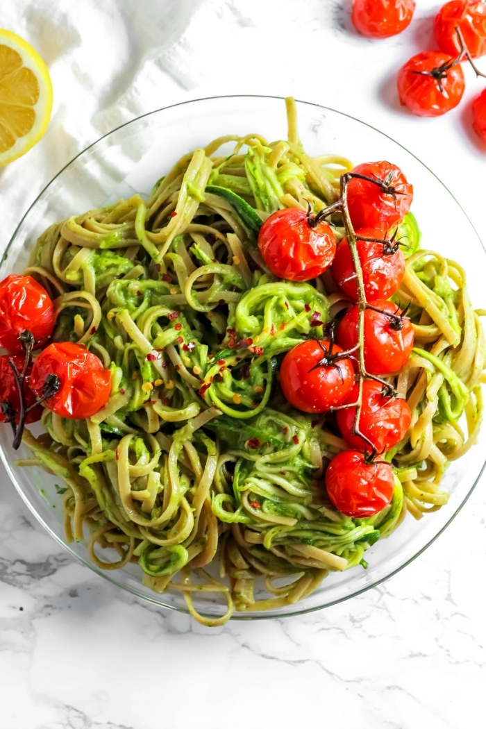 pasta mit zucchini und tomaten, vegetarische gerichte, gesund essen