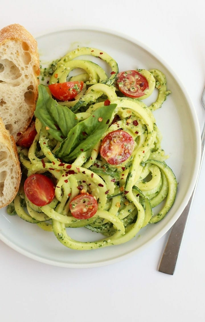 pasta mit zucchini und tomaten, vegetarische gerichte, low carb essen ideen