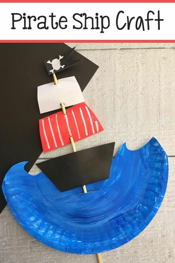 Piratenschiff und Meer mit Pappteller basteln für Kinder, schwarze Piraten Fahne mit einem Schädel
