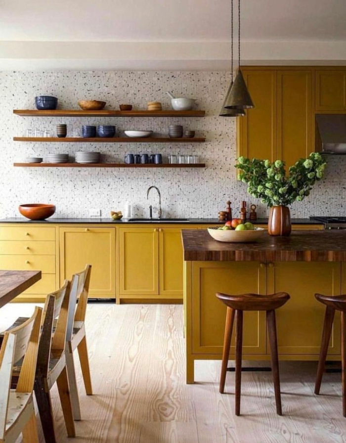Inneneinrichtung in senfgelbe Farbe und Holzfarbe, Küche dekorieren Tipps, Vase mit grünen Blumen