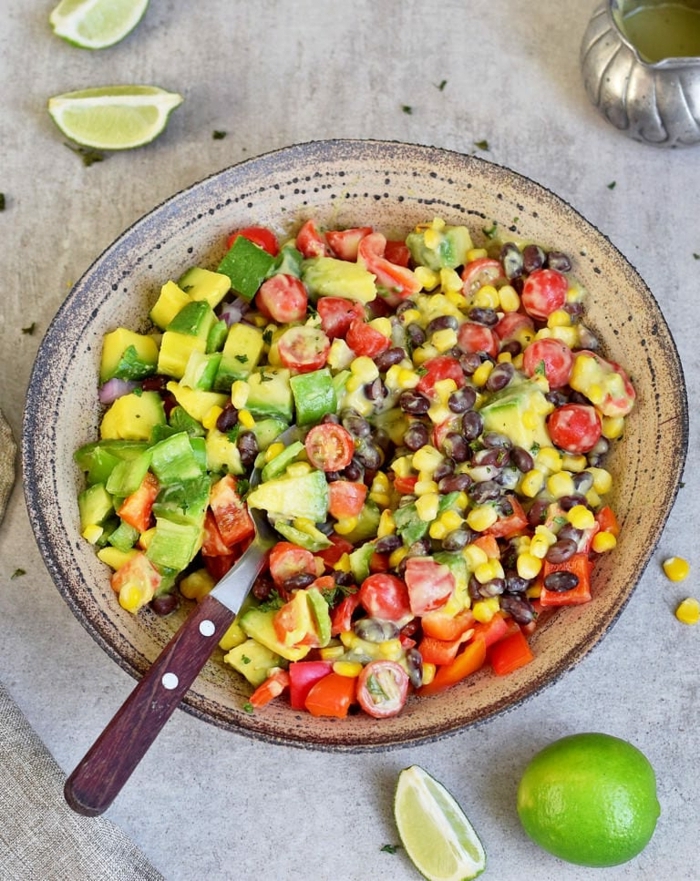 einfache und schnelle salate, gesund essen, mittagessen ideen, sommersalat mit tomaten, avocado, mais und bohnen