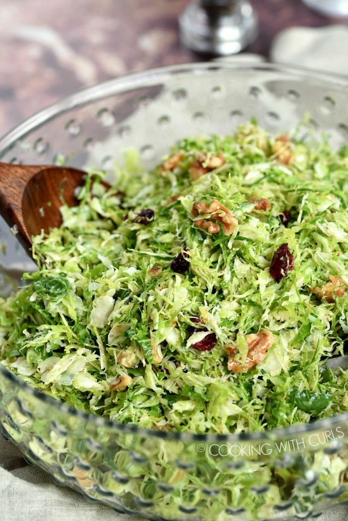 schneööe salate, gesundes abednessen ideen, rezept mit brusselkraut unf walnüssen