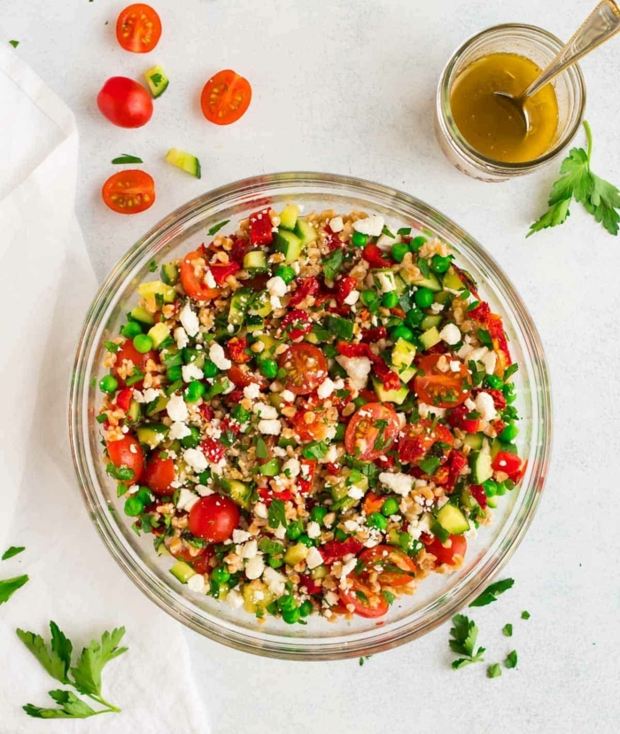 schnelle salate, italienisches rezept mi tomaten, grünne, bohnen, gurken,m paprika und ziegenkäse