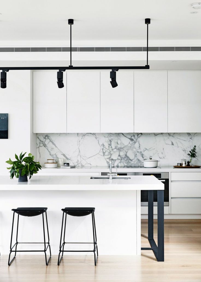 Pinterest Küche in weißer Farbe mit schwarzen Stühlen, kleine grüne Pflanze, Marmor Elemente