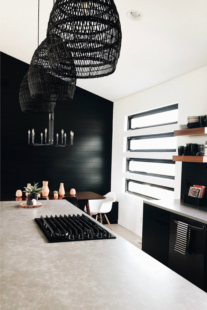 Wand in sehr dunkle schwarze Farbe, kleiner Tisch mit einem weißen Stuhl, schwarze Lampen, Ikea Küchen Ideen