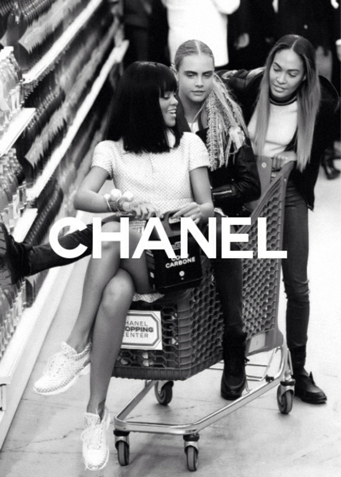 Werbung von Chanel mit Rihanna und Cara Delevigne, aesthetic wallpaper iphone, schwarz weißes Foto