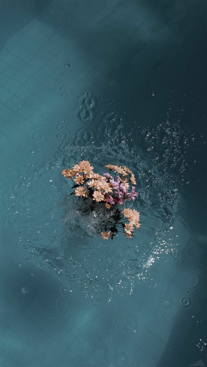 schöner Blumenstrauß im Schwimmbad, ästhetische Tapete für Handys, aesthetic backgrounds
